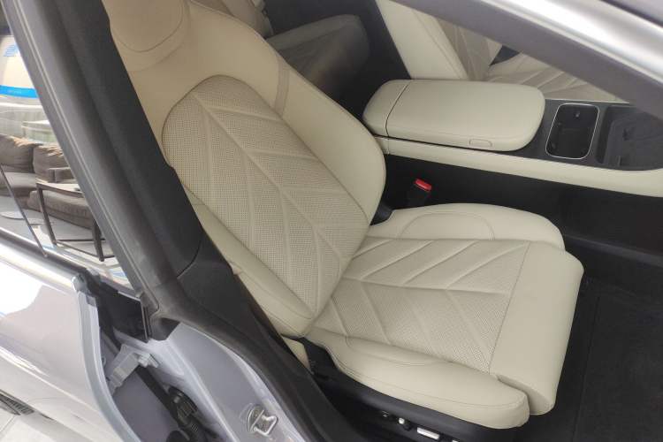 Used Nio ET5T 2025 75 kWh Touring Right Front Seat