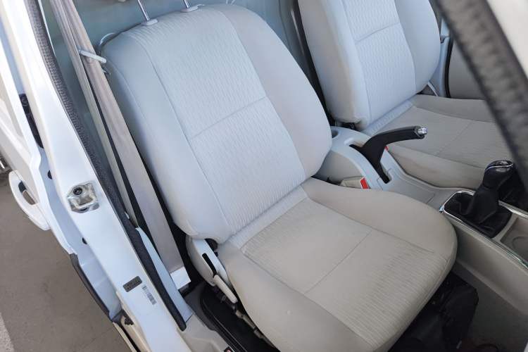 Used Jinbei New Hiace S 2023 1.5L Wealth Edition Van 2/5-Seater Non-Air-Conditioned Version SWC15M Right Front Seat