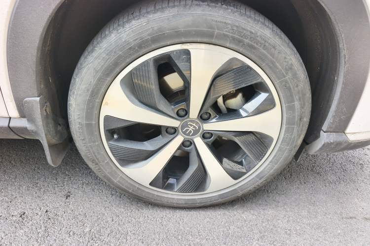 Used BYD Song PLUS New Energy 2021 DM-i 110KM Flagship PLUS Right Front Wheel Hub