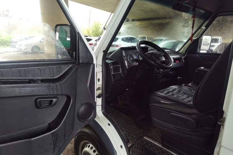 Used Iveco Daily 2021 2.8T V35 VAN厢式 van 3-seater short wheelbase mid-roof design single-tire side-hinged door
