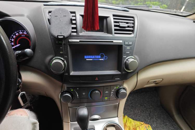 Used Toyota Highlander 2013 2.7L Two-Wheel Drive 5-Seater Purple Gold Edition Audio And AC Panel