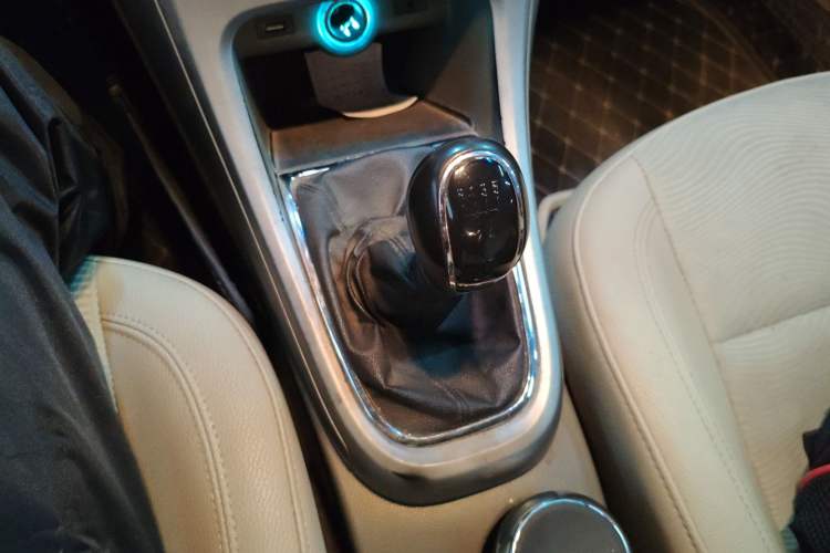 Used Buick GT 2013 GT 1.6L Manual Entry-Level Model Gear Lever