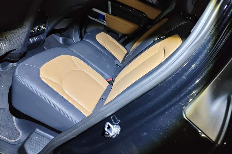 Used Land Rover Defender 2023 Facelift 110 3.0T P400 X-DYNAMIC HSE Left Rear Seat