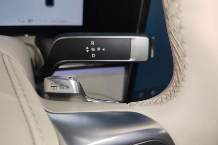 Used Denza Z9 2024 1100 km Four-Wheel Drive Max Version Gear Lever