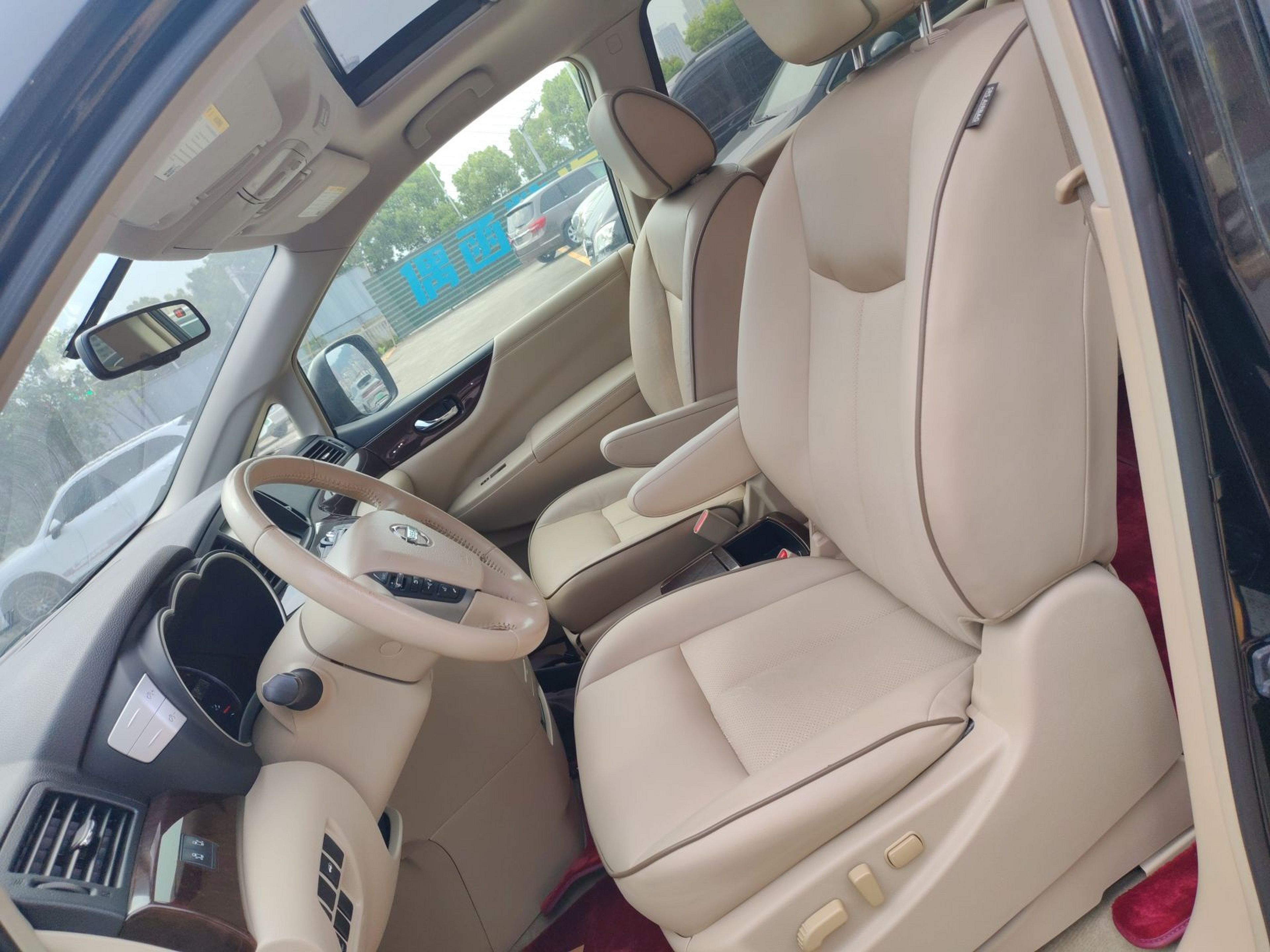 المقاعد الأمامية داخل السيارة