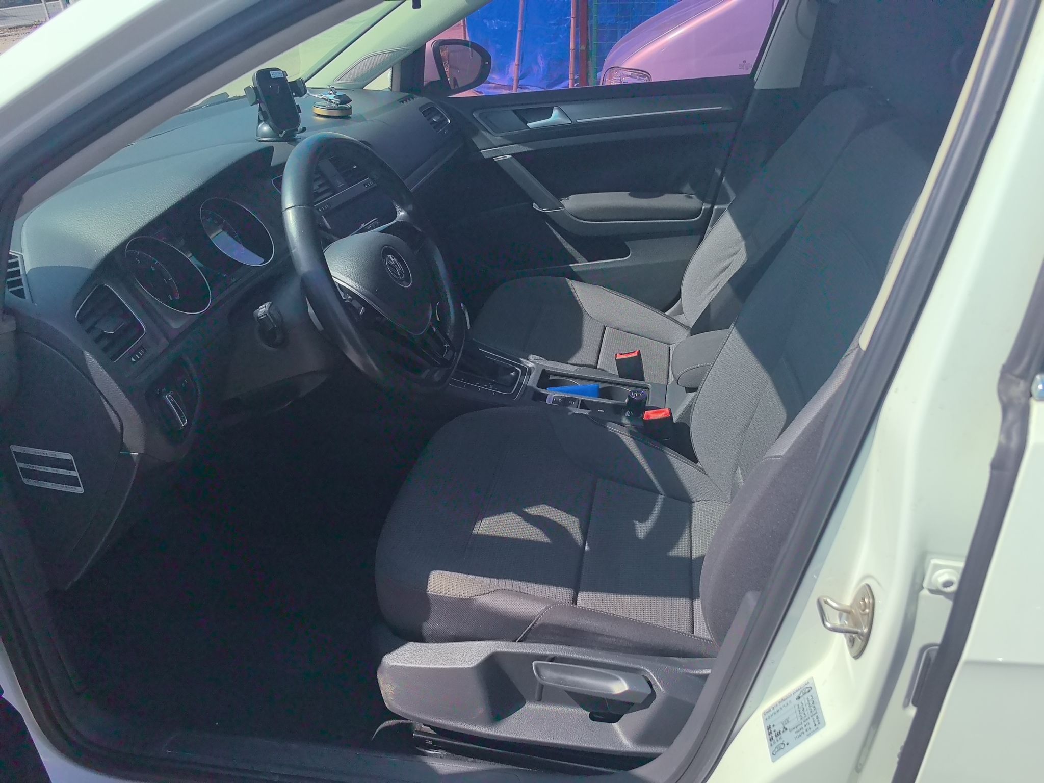 Переднее сиденье в автомобиле