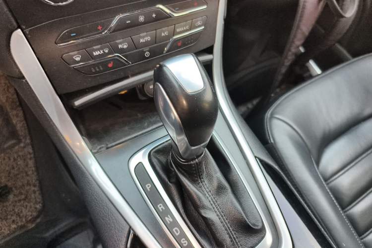 Used Ford Edge 2015 2.0T GTDi Two-Wheel-Drive High-Line Version Gear Lever