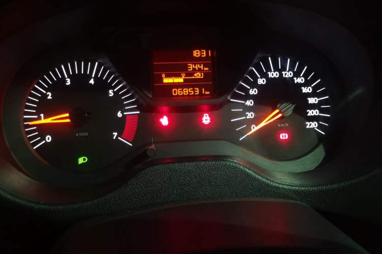 Used Citroen Elysee 2015 Zhishang Edition 1.6L Manual Fashion Model