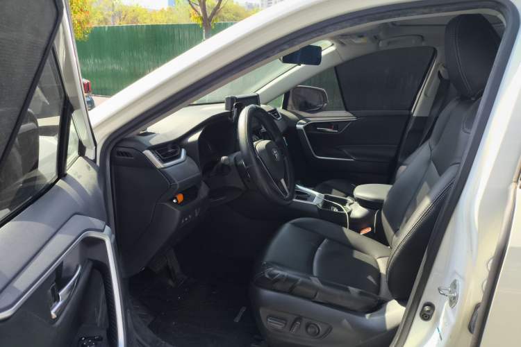 Used Toyota RAV4 2020 2.0L CVT 4x4 Trend Edition Driver Seat