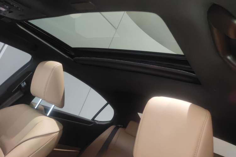 Used Lexus ES 2020 300h Deluxe Edition
