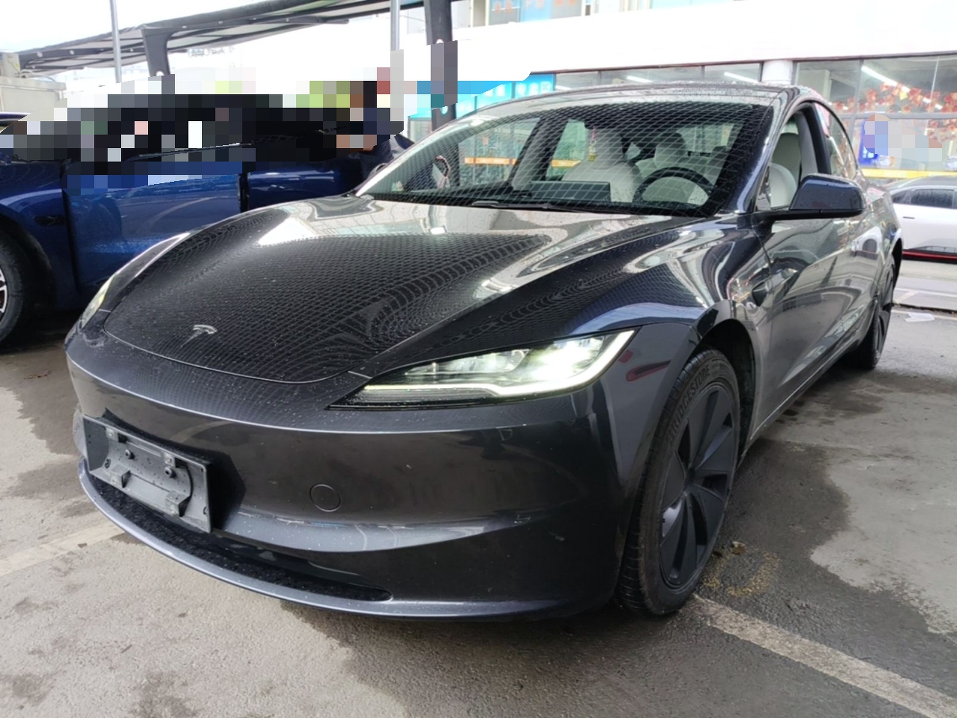 Под передней частью автомобиля