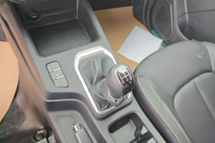 Used JMC Baodian 2023 2.5T Diesel Two-Wheel Drive Comfort Edition Flat-Base Cargo Bed Long Wheelbase JX4D25A6L Gear Lever