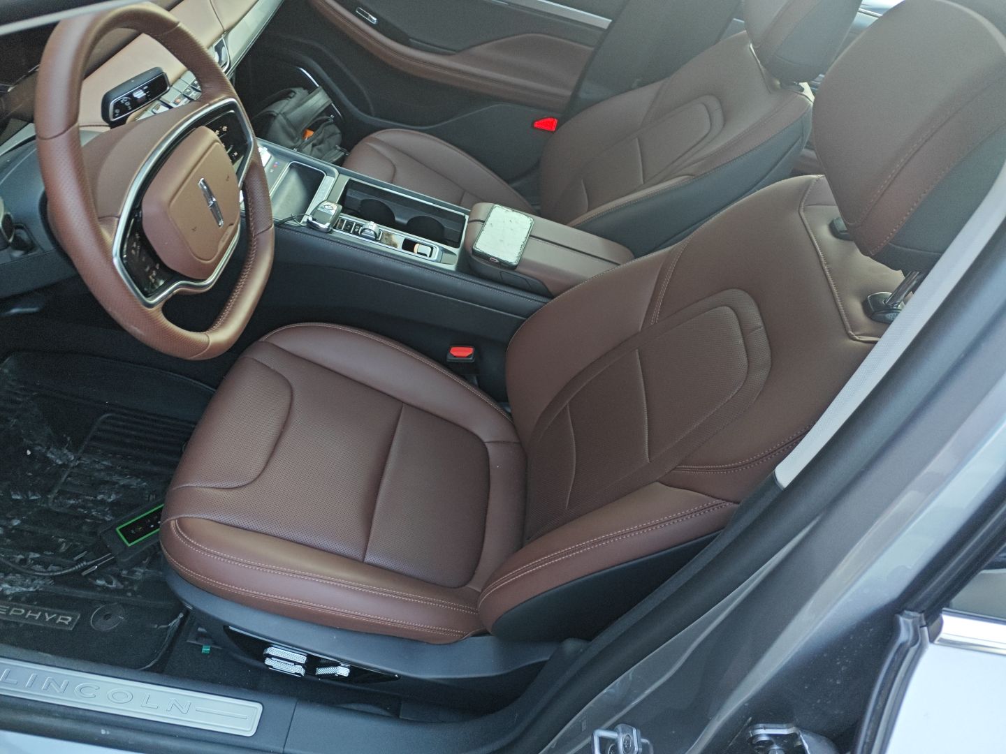 المقاعد الأمامية داخل السيارة