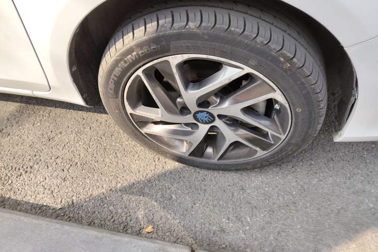 Used BYD Qin New Energy 2017 Qin EV300 Elite Model Right Front Wheel Hub