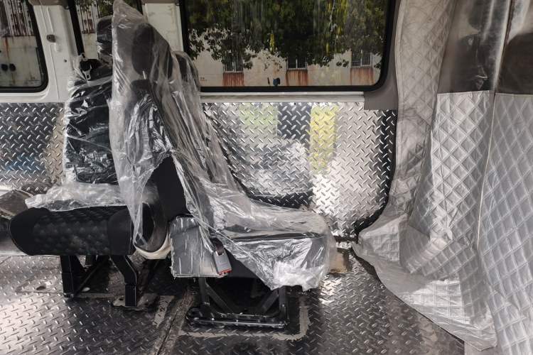 Used SAIC MAXUS Xintu V80 2024 Aotong Value Edition 6MT Long-Wheelbase Mid-Roof Model with 127 Ps Available in 6/7/8/9-Seater Configurations Left Rear Seat