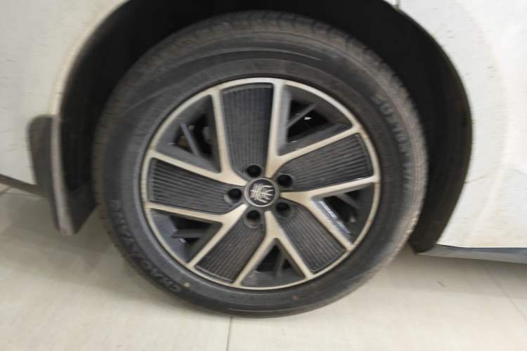 Used BYD Qin L 2024 DM-i 120KM Beyond Model Right Rear Wheel Hub