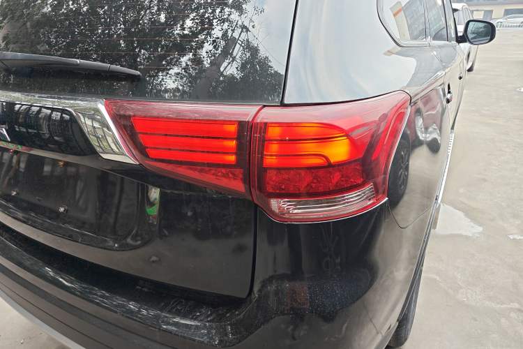 Used Mitsubishi Outlander 2018 2.0L Two-Wheel Drive Glory Edition 5 Seats
