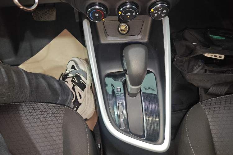 Used Chevrolet Cavalier 2021 325T Automatic Enjoyment Edition Gear Lever