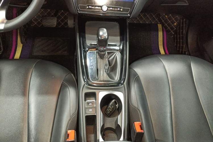 Used Roewe i5 2020 1.5L Automatic 4G Connect Luxury Flagship Edition Gear Lever