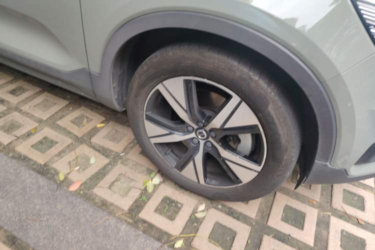 Used Volvo XC40 New Energy 2022 Long-Range Version Right Front Wheel Hub