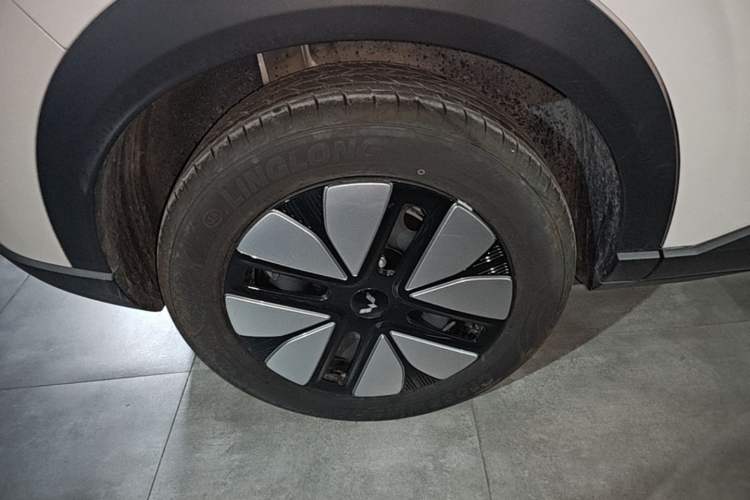 Used Wuling Bingo S 2025 Model 325km Deluxe Edition Right Rear Wheel Hub