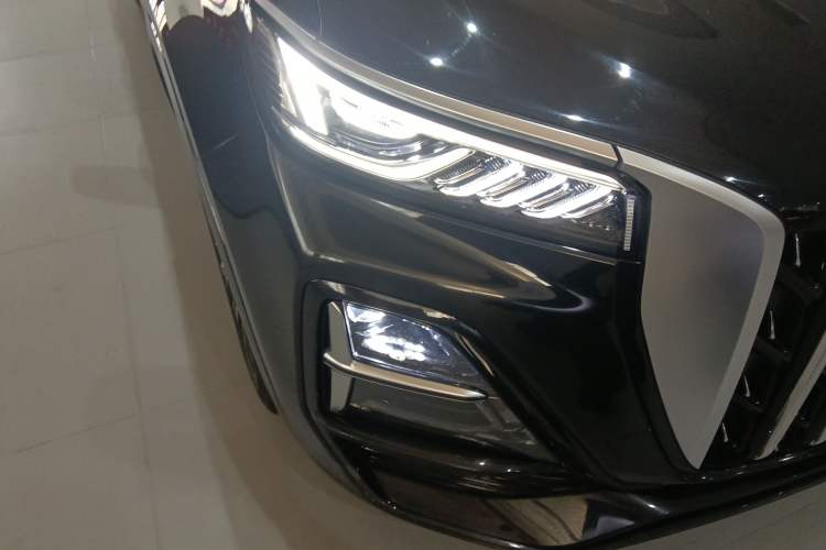 Used Hongqi HS5 2023 2.0T Four-Wheel Drive Flagship Pro Edition Right Front Headlight