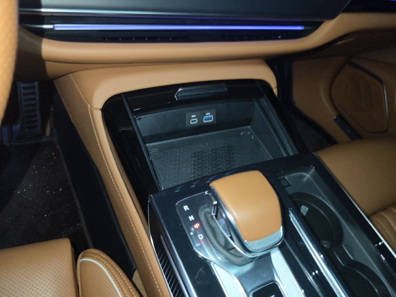 Hongqi H9 2025 Model Facelifted 2.0T Two-Wheel Drive Flag-Style Luxury Business Edition, 5 Seats - Chinese Trim Xiang — снимка 14
