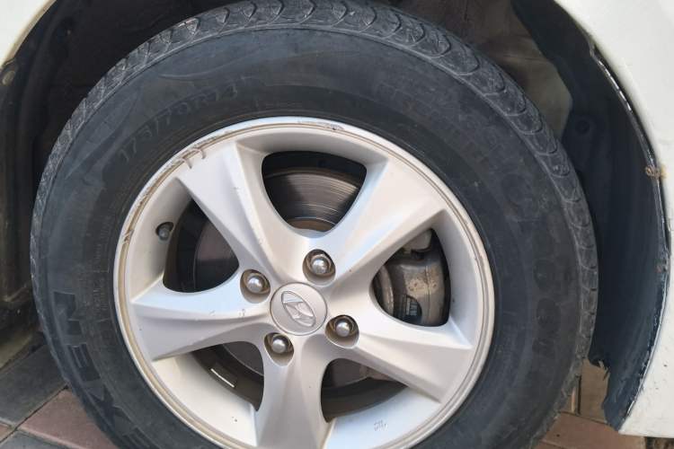 Used Hyundai Verna (older generation) 2010 Sedan 1.4L Automatic Fashionable GT Model Right Front Wheel Hub