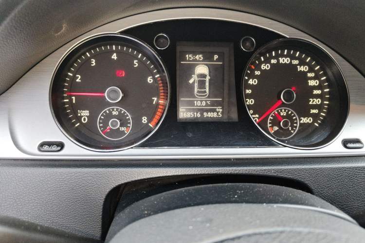 Used Volkswagen Magotan 2015 1.8TSI Advanced Model Odometer Close Up