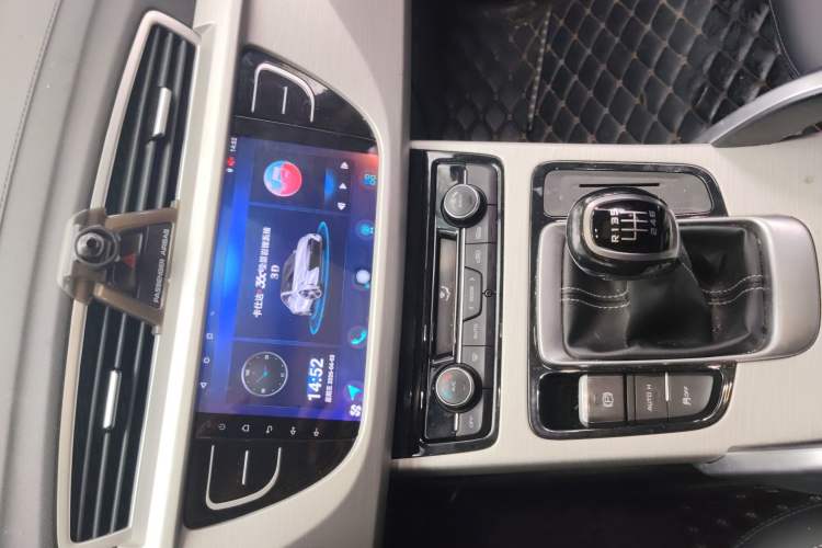 Used Geely Auto Emgrand X7 Sport 2018 2.0L Manual Two-Wheel Drive Zhiya Version Audio And AC Panel