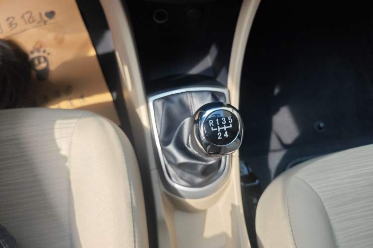 Used Hyundai Verna (older generation) 2014 1.4L Manual Smart GLS Trim Gear Lever