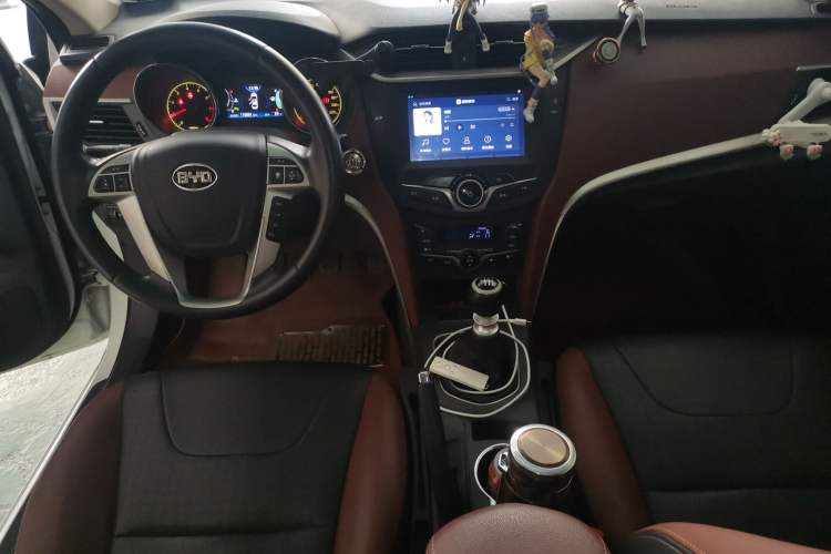 Used BYD G5 2014 1.5TI Manual Luxury Edition Center Console