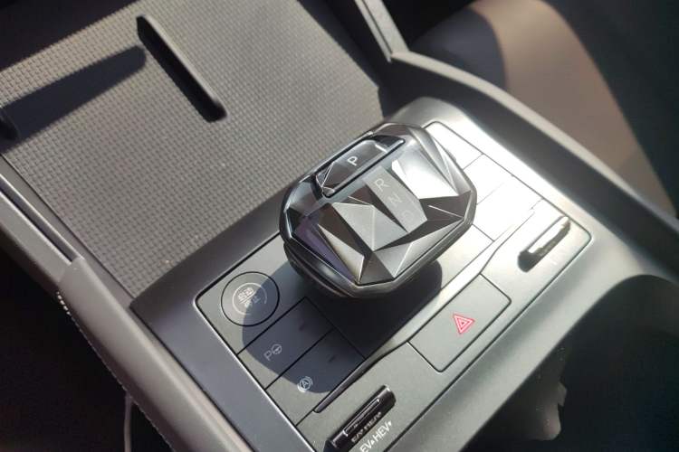 Used BYD Qin L 2025 DM-i Smart Drive 80KM Leading Model Gear Lever