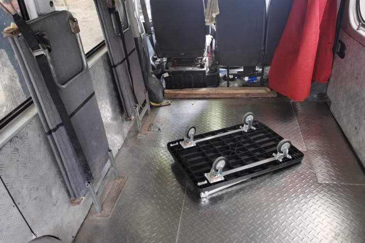 Used Dongfeng Yufeng 2021 2.0T Power King Front-Drive Logistics Vehicle Long Wheelbase Mid-Roof Design 6–9 Seats China VI Emission Standard ZD20 Left Rear Seat