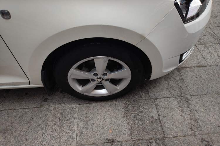 Used Skoda Rapid Spaceback 2014 1.6L Automatic Enjoyment Edition Right Front Wheel Hub