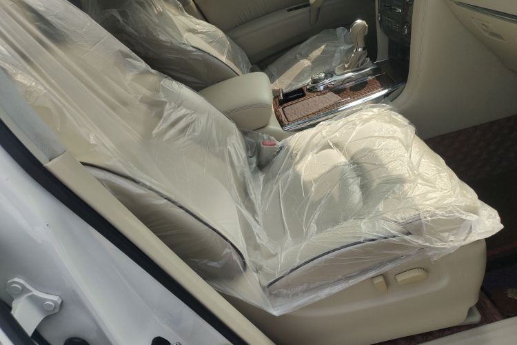 Used Nissan Patrol 2019 Y62 4.0L SE OPT with 18-inch Wheels – Middle East Right Front Seat