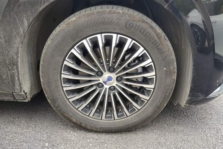 Used Denza D9 2024 DM-i 980 Four-Wheel Drive Prestige Model Right Front Wheel Hub