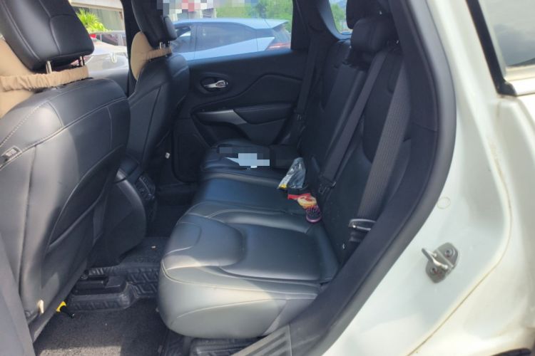 Used Jeep Cherokee 2019 2.0T Two-Wheel Drive Smart Enjoyment Version China VI Left Rear Seat