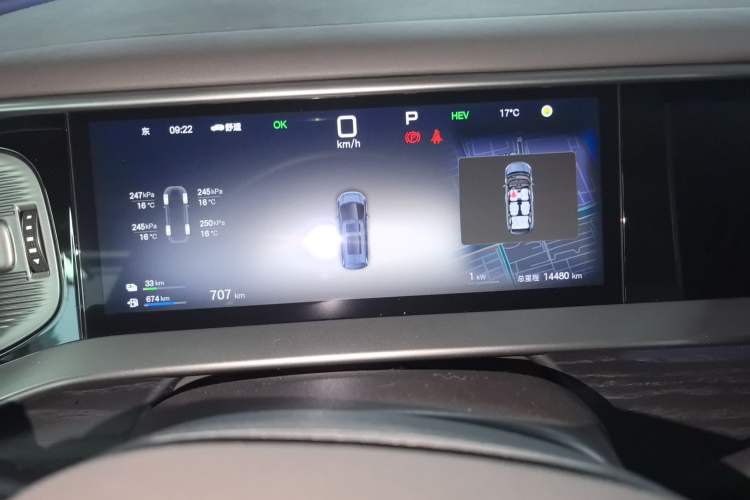 Used Denza D9 2025 DM-i Intelligent Drive 1020 Four-Wheel Drive Flagship Model
