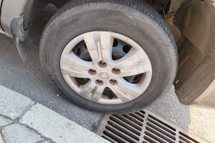 Used FORTHING Lingzhi 2014 V3 1.5L 7-Seater Comfort Model Right Front Wheel Hub