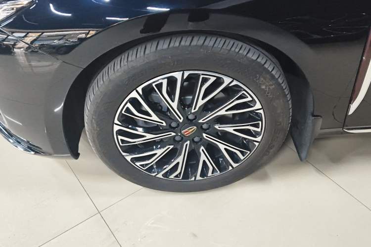 Used Hongqi H5 2025 2.0T Automatic Flag Edition – 500 000 Units Commemorative Version Left Front Wheel Hub
