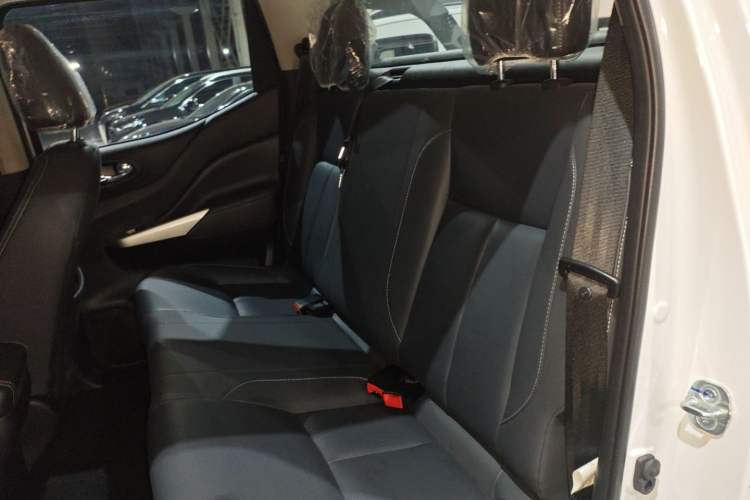 Used Dongfeng Ruichi 6 2023 Revised Version 2.3T Manual Two-Wheel Drive Diesel Standard Trim with Long Cargo Bed
