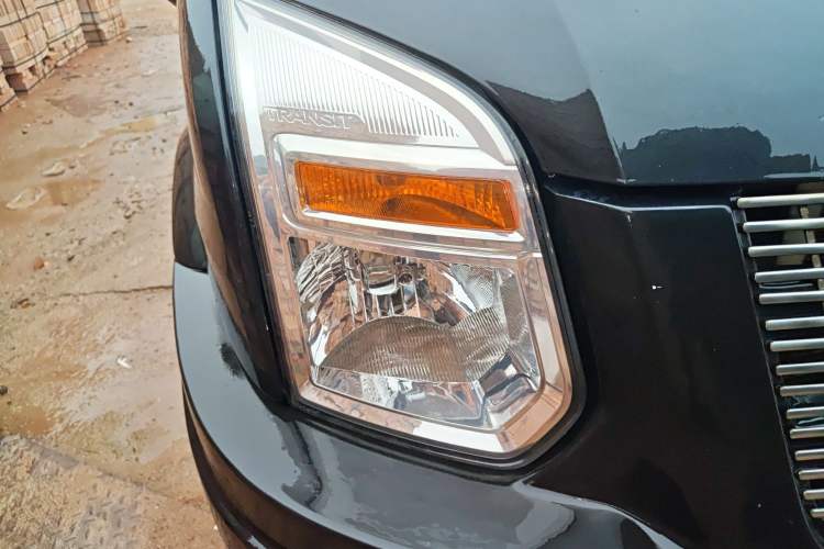 Used Ford Transit Custom 2016 2.2T Long-Wheelbase 9-Seater Mid-Roof Luxury Coach with 135 Horsepower
