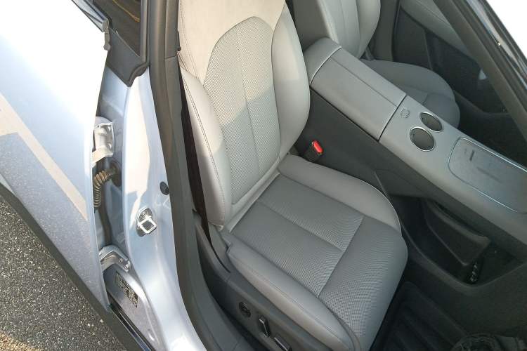 Used Nissan N7 2025 625 Pro Right Front Seat
