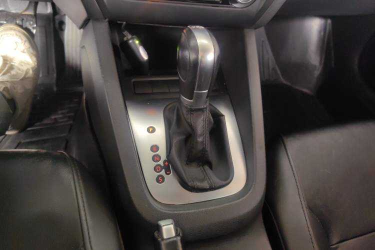 Used Volkswagen Sagitar 2014 Revised Version 1.4TSI Automatic Luxury Edition Gear Lever