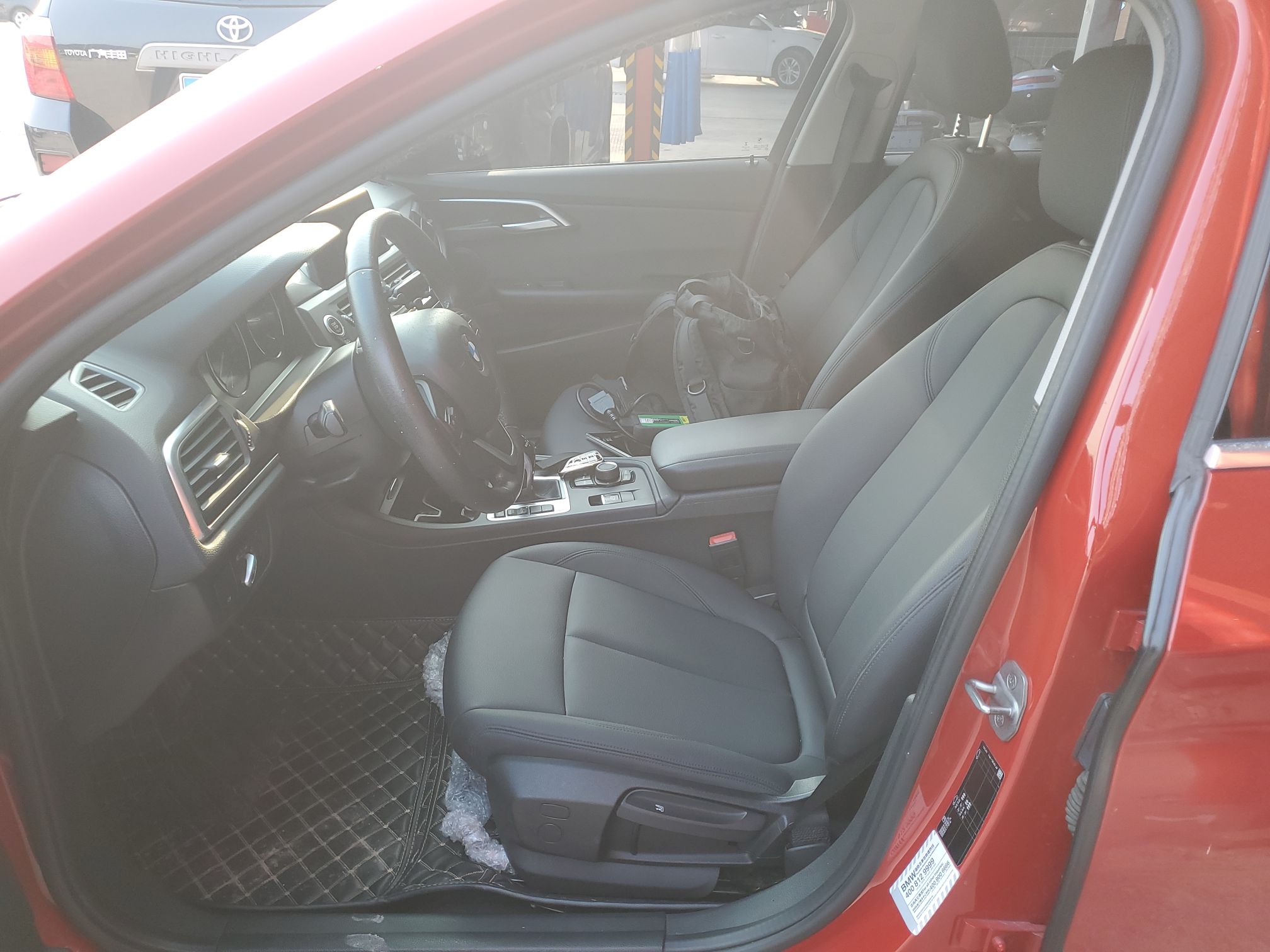 المقاعد الأمامية داخل السيارة