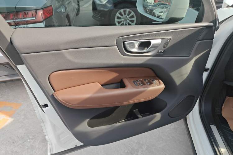 Used Volvo XC60 New Energy 2024 T8 Plug-in Hybrid Long-Range All-Wheel Drive Smart Luxury Edition
