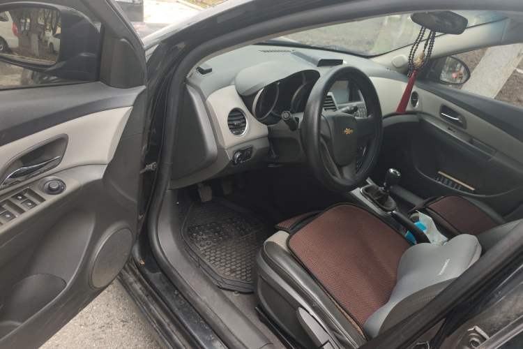 Used Chevrolet Cruze 2013 1.6L SL Sunroof Edition MT Driver Seat