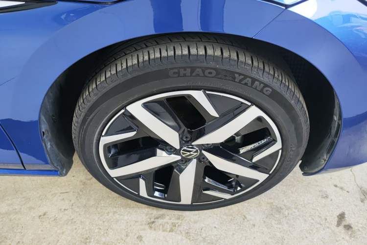 Used Volkswagen Lamando 2022 Lavida L 280TSI DSG Cool & Spicy Edition Right Front Wheel Hub
