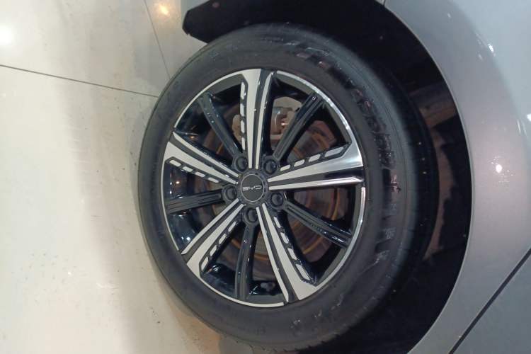 Used BYD Destroyer 05 2022 DM-i 55KM Prestige Model Right Rear Wheel Hub